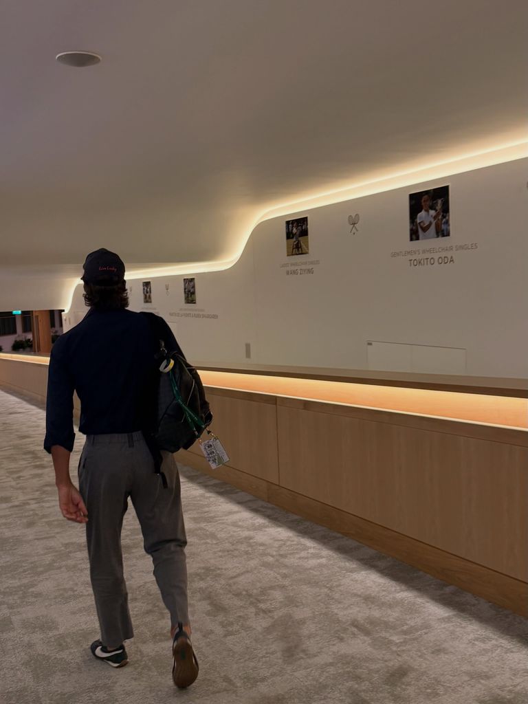 Feliciano recorriendo el interior del recinto que tantas veces pisó cuando era tenista