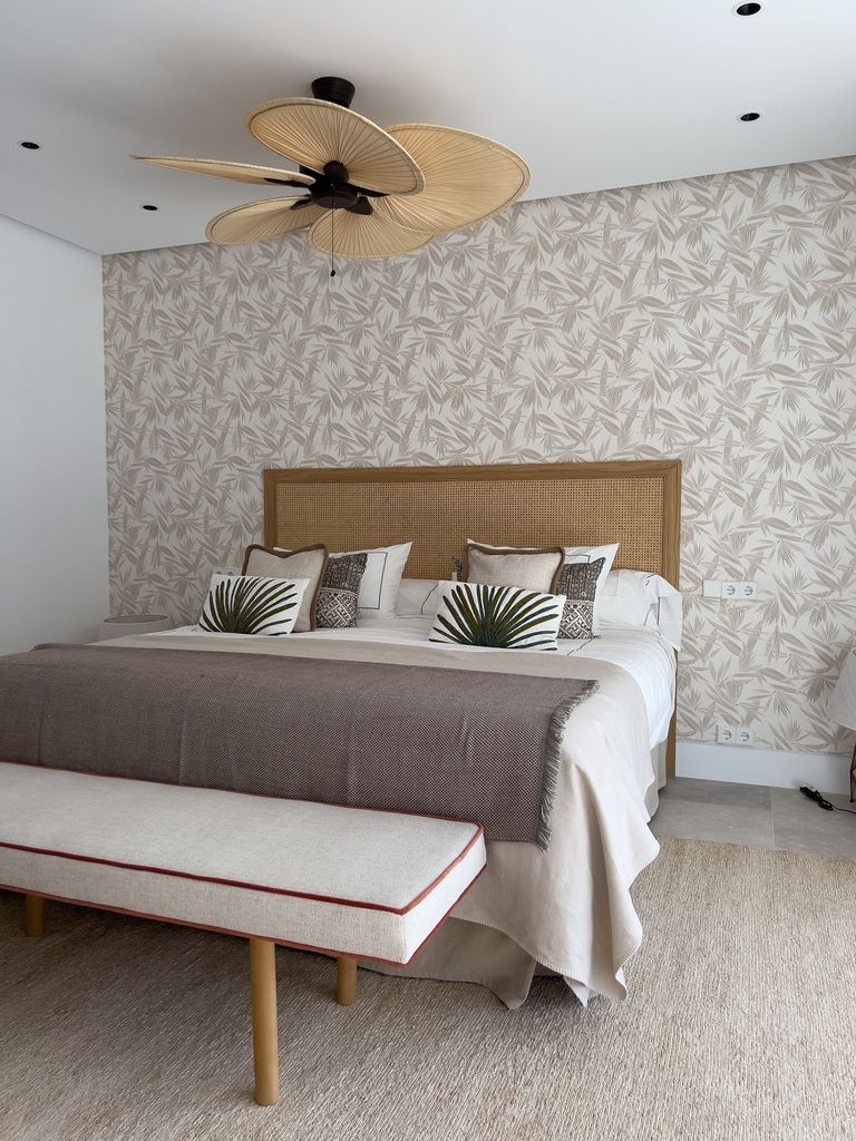 Dormitorio con ventilador de techo