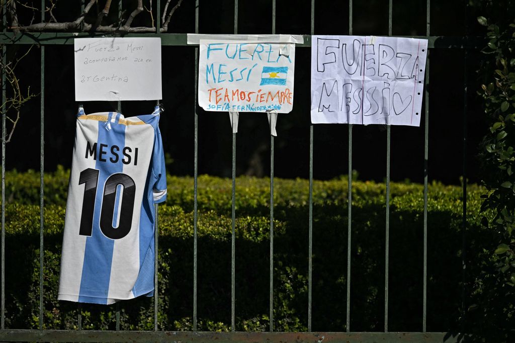 Carteles, camisetas, flores y mensajes de ánimo se acumularon a las puertas del cementerio, donde numerosos seguidores quisieron mostrar su cariño y arropar a Leo Messi y a los suyos en estos momentos tan dolorosos