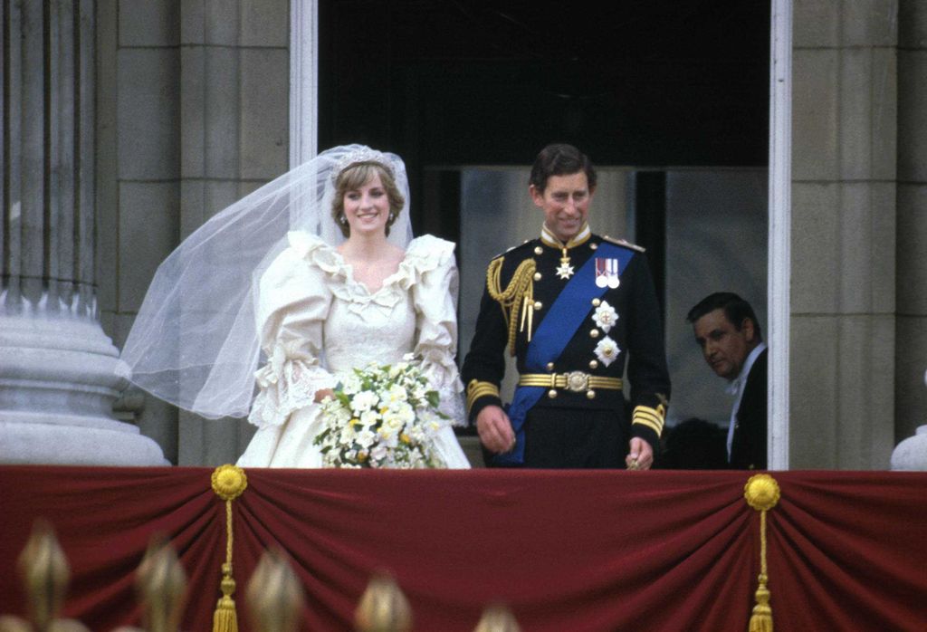 Lady Di y el entonces príncipe Carlos, en el balcón de Buckingham, tras su boda