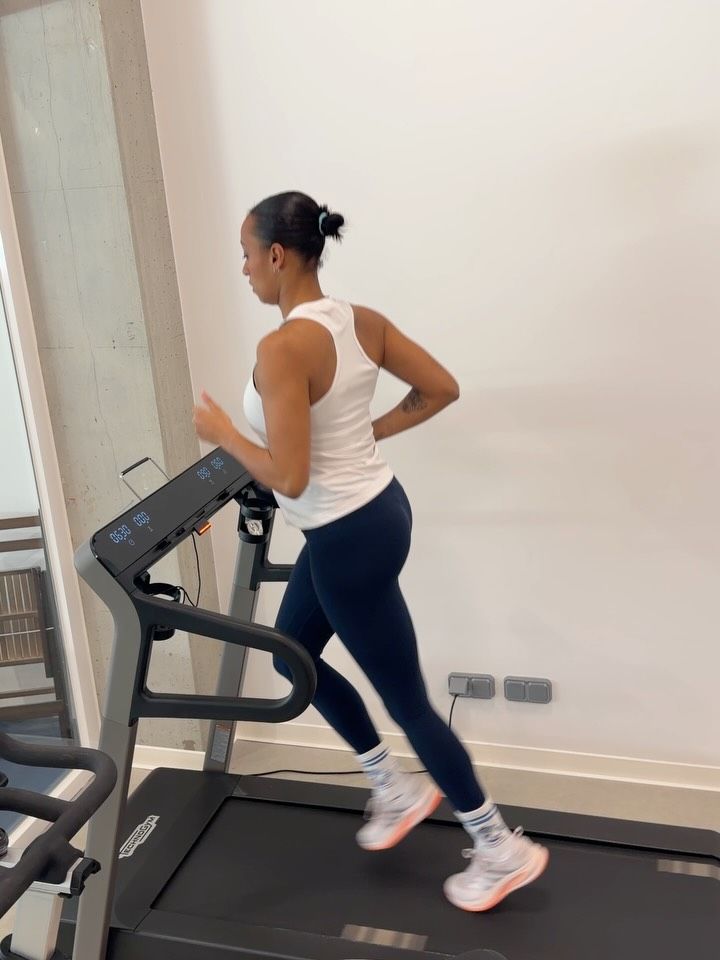 Ana manteniendo la forma física haciendo carrera en cinta mecánica