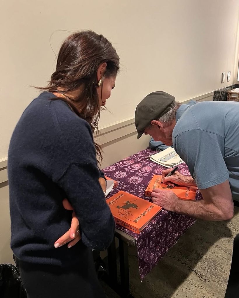 James Taylor firmando algunos autógrafos para Meghan Markle