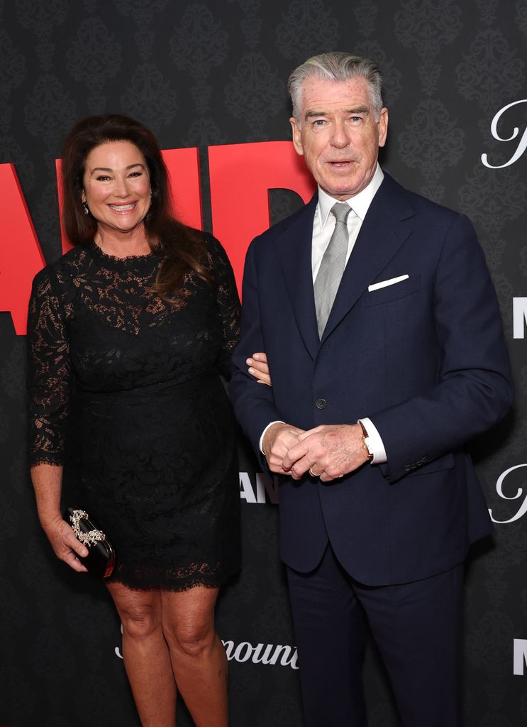 Pierce Brosnan y su mujer, Keely Shaye Smith, en la premiere de 'MobLand'