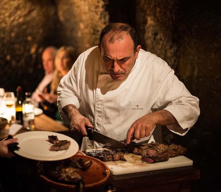 José Gordón trinchando un chuletón