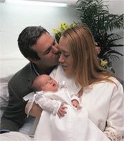 Jorge Salati besa cariñosamente a su mujer, Ana Lorenzo, quien mira ensimismada a su pequeña, 2001

