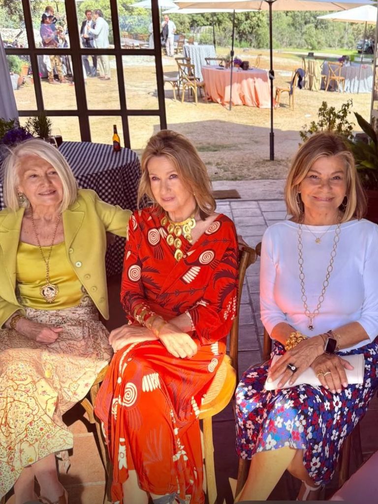 Cari Lapique junto a otras invitadas de la boda
