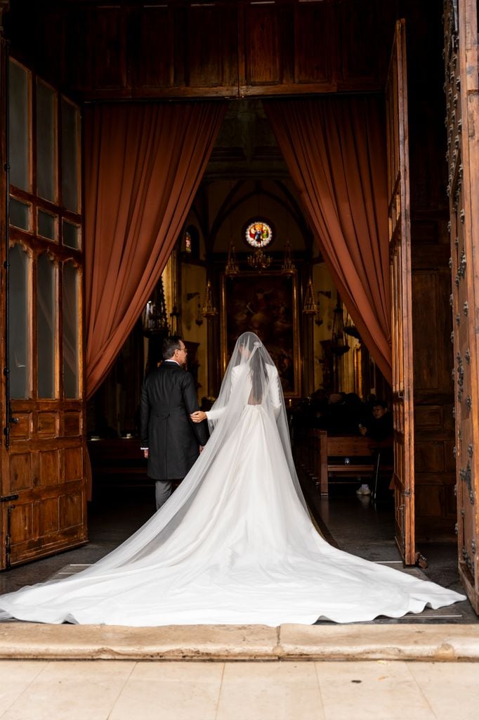 Novia velada con vestido de novia con cola