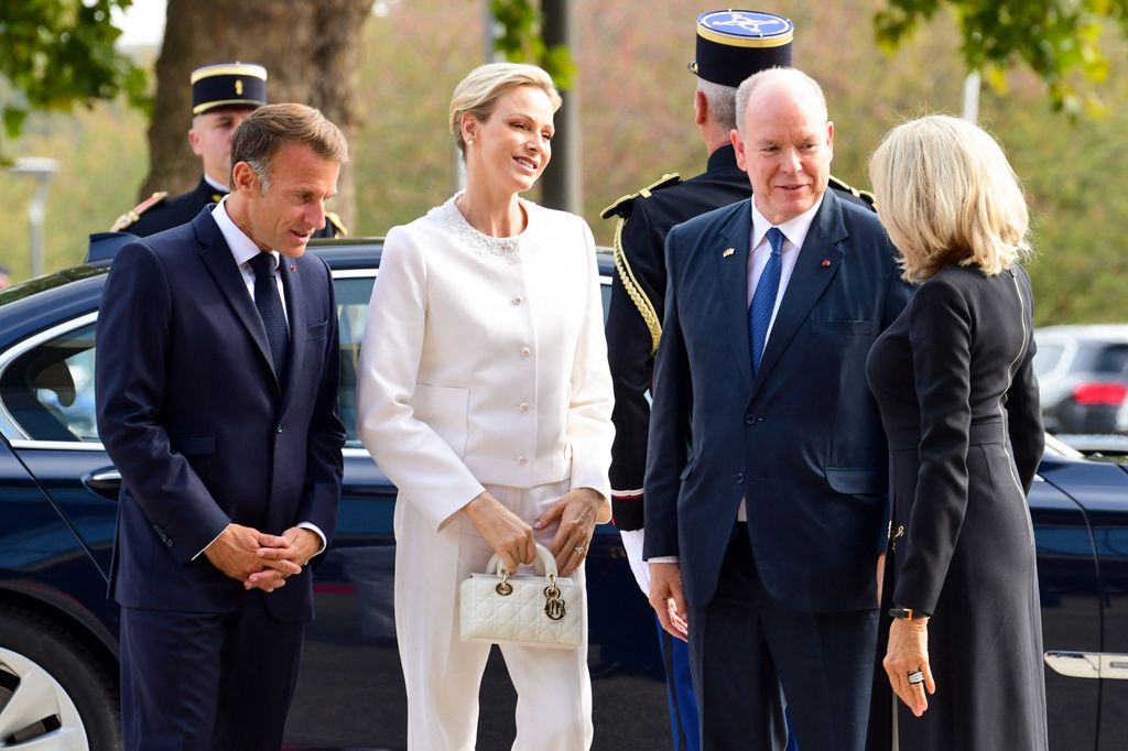 Emmanuel Macron y su esposa, Brigitte Macron, reciben al príncipe Alberto II y a la princesa Charlene de Mónaco a su llegada al encuentro 'En las raíces de Europa: por la paz y la unidad', en Metz, Francia, el 28 de septiembre de 2026.