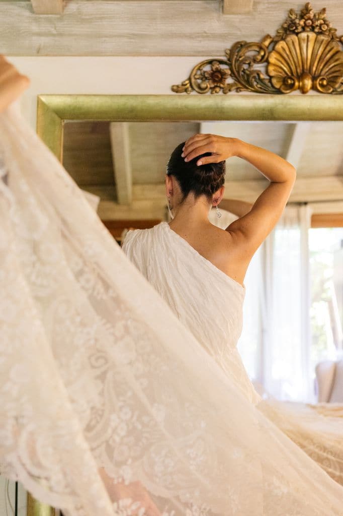 Moño clásico con mantilla peinado de novia