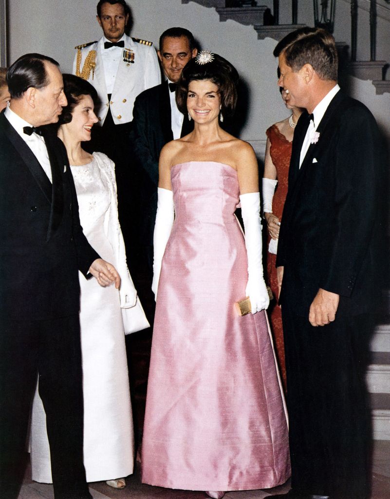Jackie Kennedy con el vestido rosa de Christian Dior en 1962.