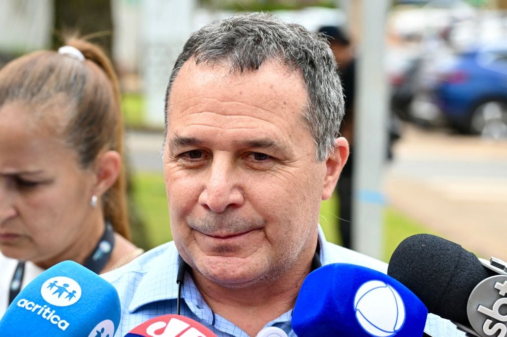 El médico de Jair Bolsonaro, Claudio Birolini, habla con periodistas frente al Hospital DF Star en Brasilia