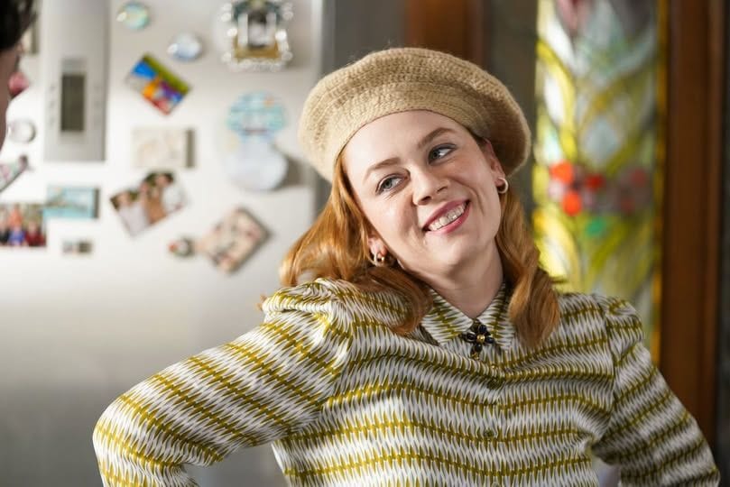 Bahar, con su contagiosa sonrisa, encuentra en el humor la fuerza para superar los momentos más difíciles.