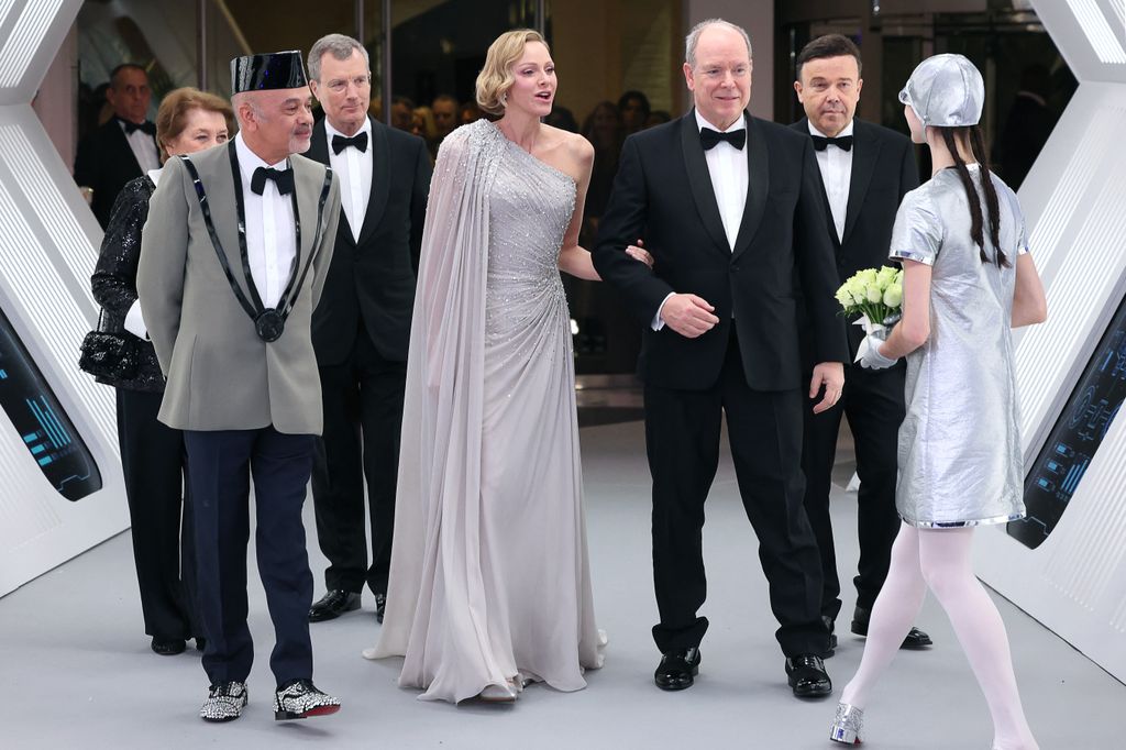 El príncipe Alberto de Mónaco, la princesa Charlene y el diseñador Christian Louboutin llegan al 'Bal de la Rose'