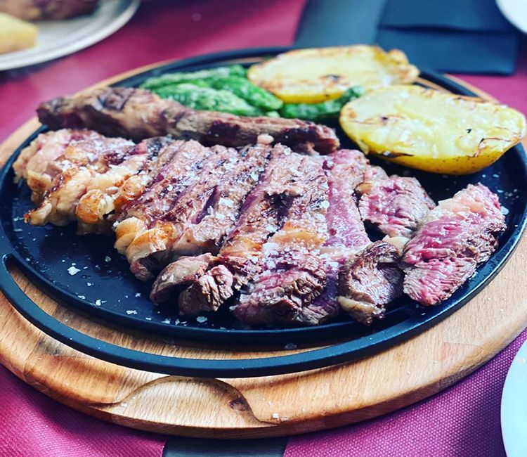 Chuletón a la brasa con patatas y pimientos