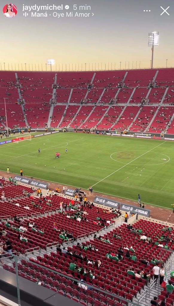 La modelo llegó temprano al estadio, donde la Selección Mexicana jugó contra Chile. 
