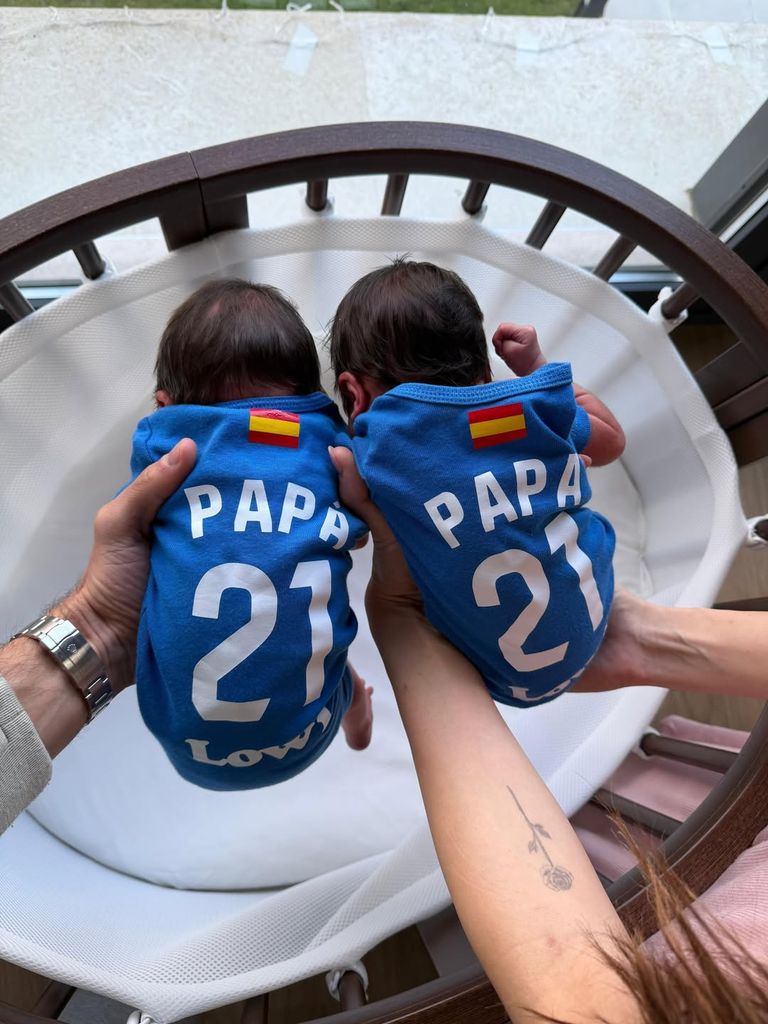 Luca y Liah vestidos con un body del Getafe CF