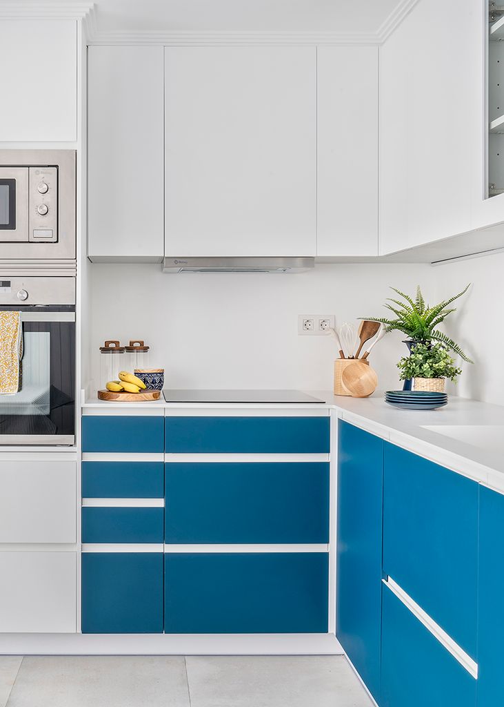 Cocina con muebles blancos y azules 