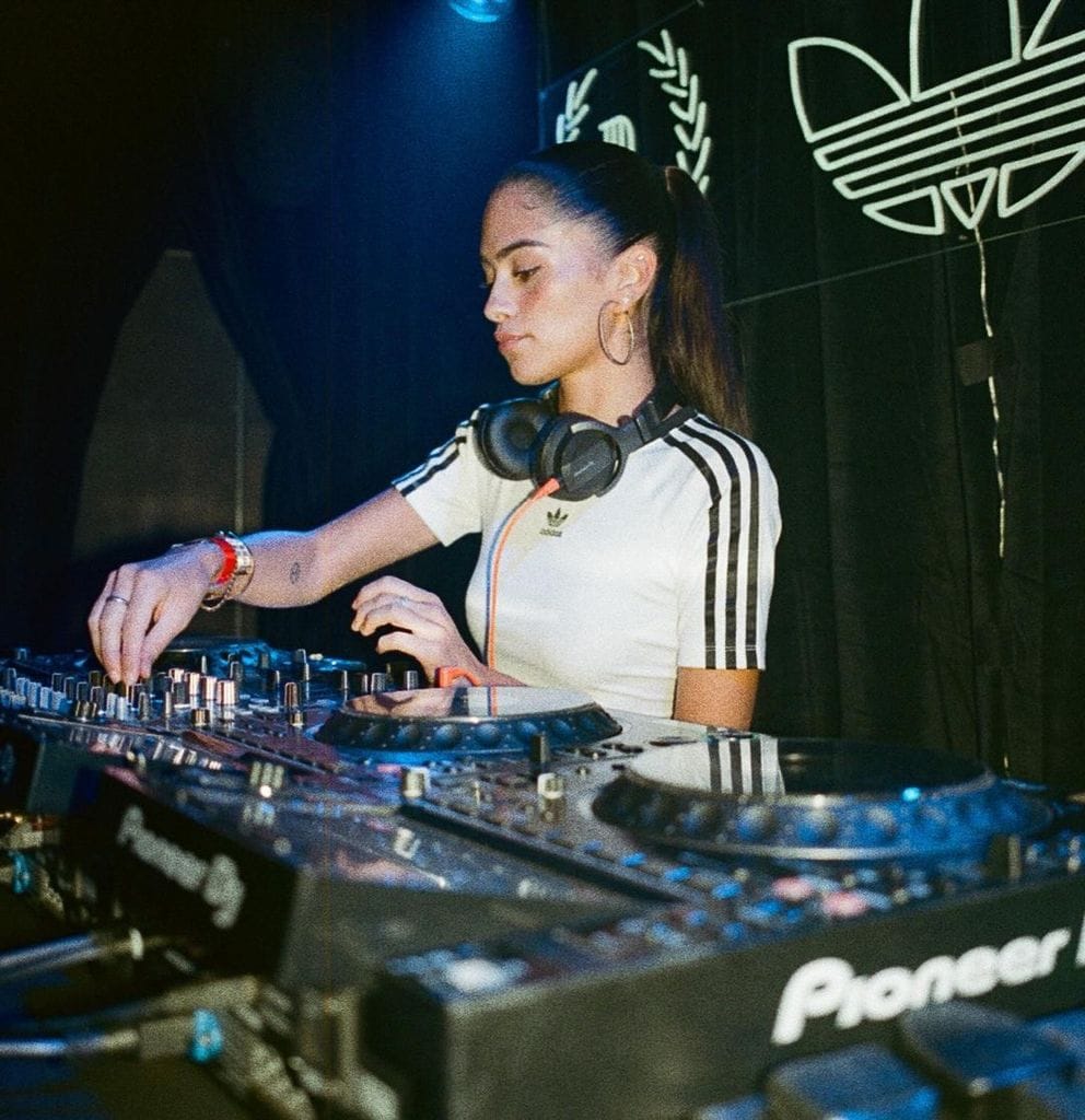 Plano medio de Kim Turnbull en una discoteca de DJ