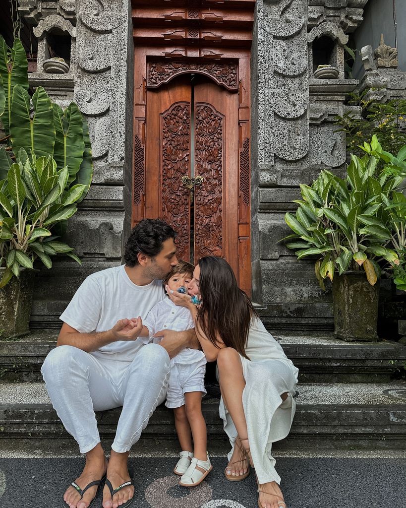 Plano medio de Alexandra Pereira y Ghassan Fallaha dando un beso a su hijo Sasha