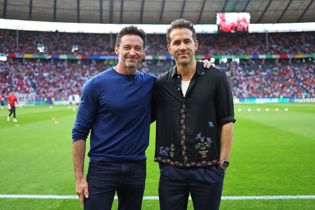Hugh Jackman y Ryan Reynolds en el partido de cuartos de final de la Eurocopa 2024 entre Países Bajos y Turquía