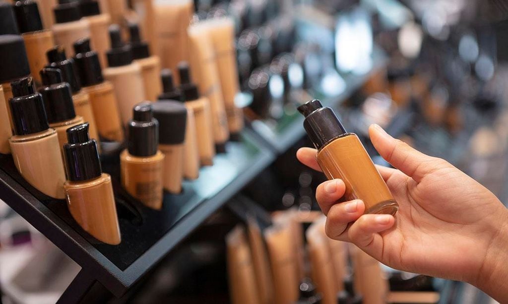 
Los expertos recomiendan tener al menos dos tonos distintos de base de maquillaje, uno del tono de nuestra piel y otro un poco más claro
