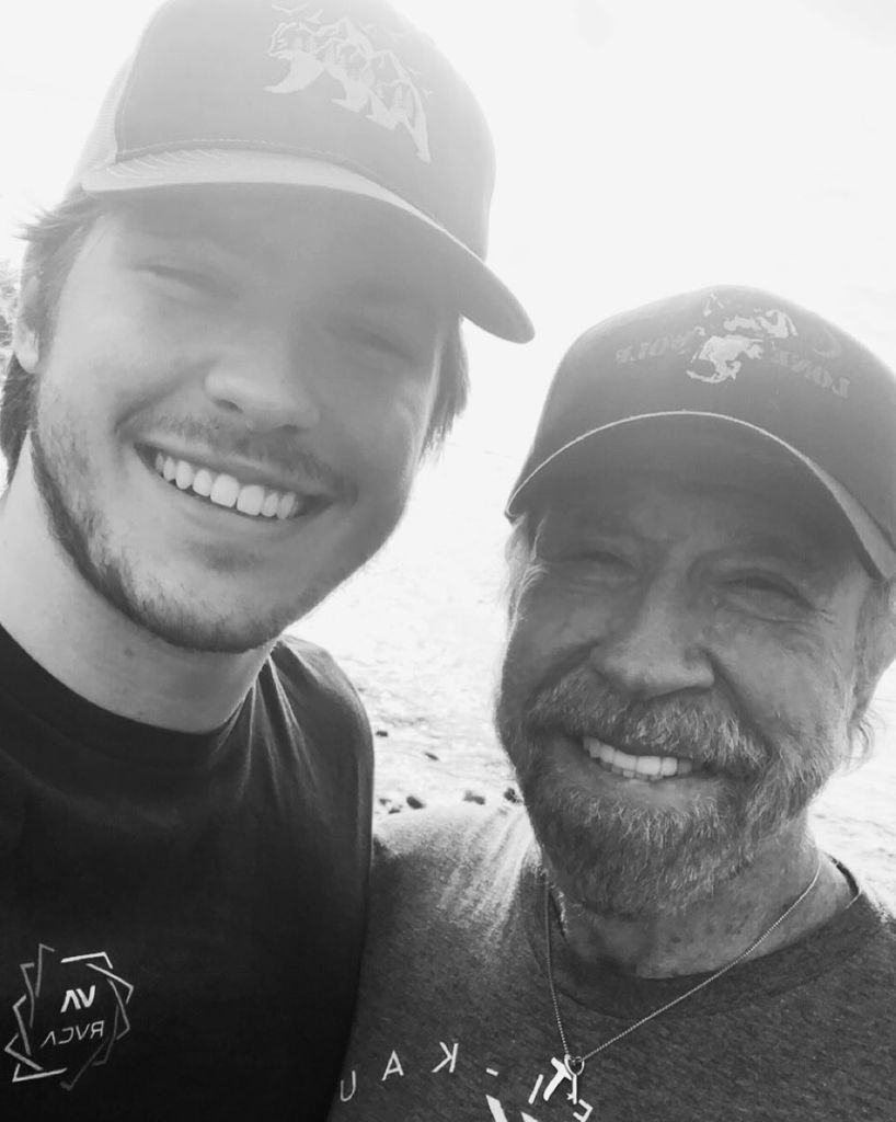 Chuck Norris con su hijo Dakota