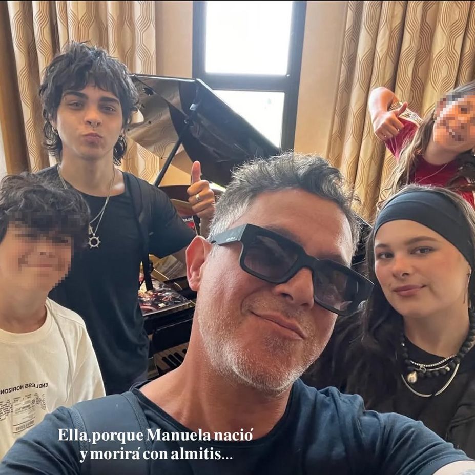 El cantante con sus cuatro hijos