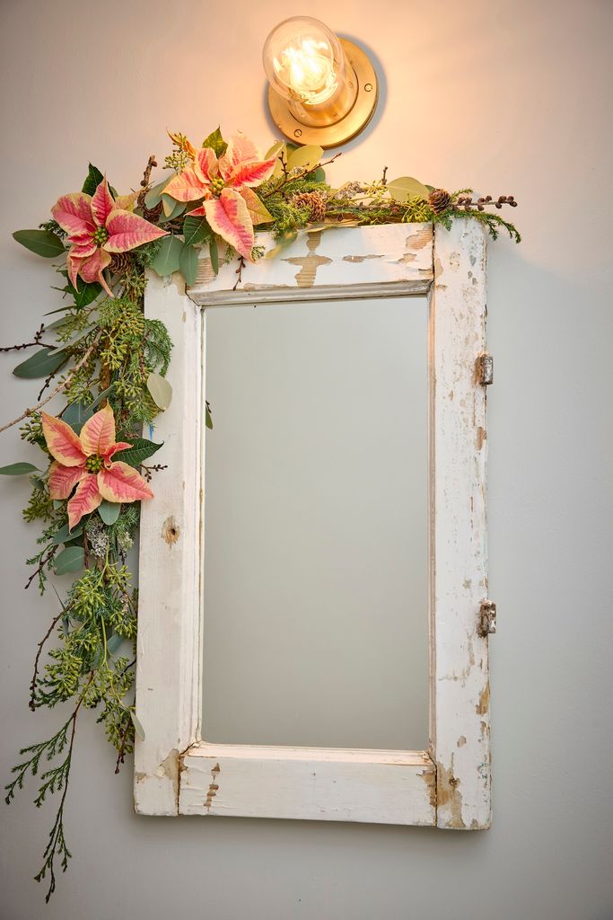 Adorno de Navidad con poinsettias.