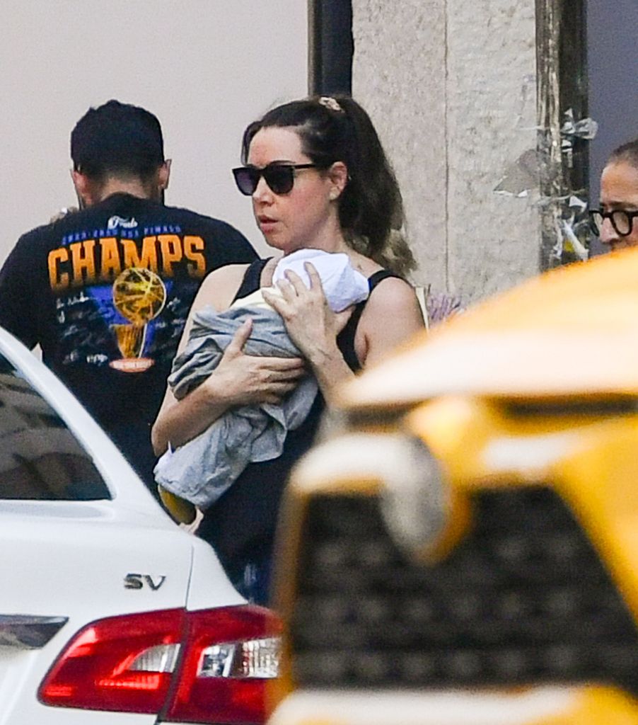 Aubrey Plaza fue fotografiada por primera vez con su bebé en Nueva York.
