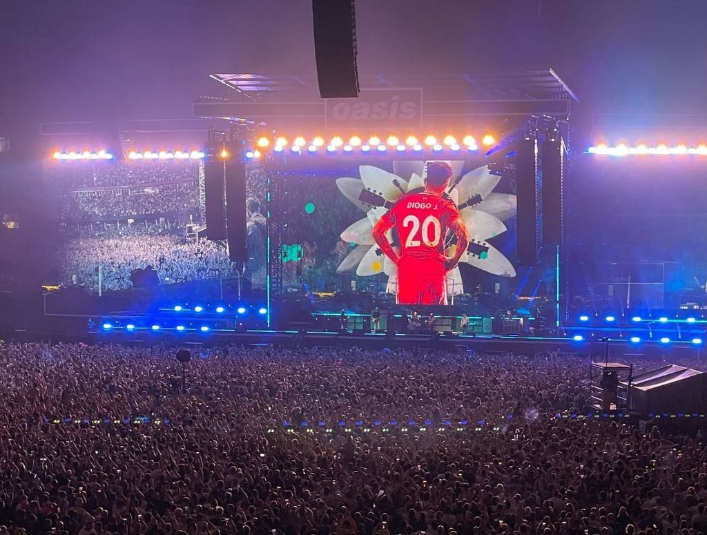 Liam y Noel Gallagher rinden homenaje a Diogo Jota en su primer concierto tras su reconciliación en Cardiff, Gales, este viernes 