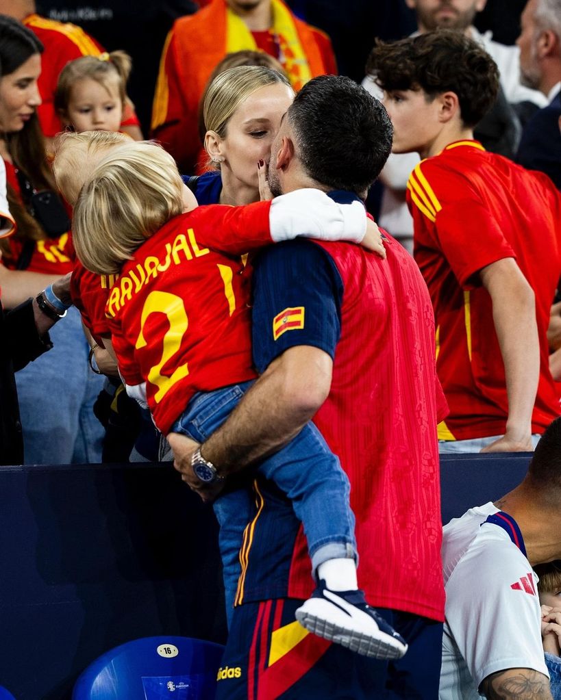 Dani Carvajal, con Daphne Cañizares y sus niños en Alemania