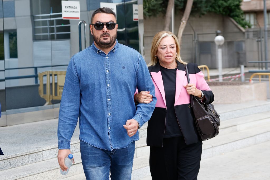 Belén Esteban llega apoyada por su marido, Miguel Marcos, al juicio contra Toño Sanchís