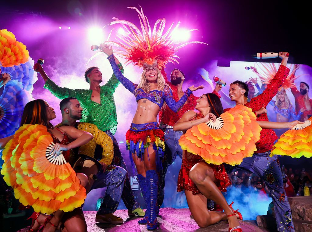 Karol G pone en alto a los latinos y hace historia en Coachella con mariachi y Becky G