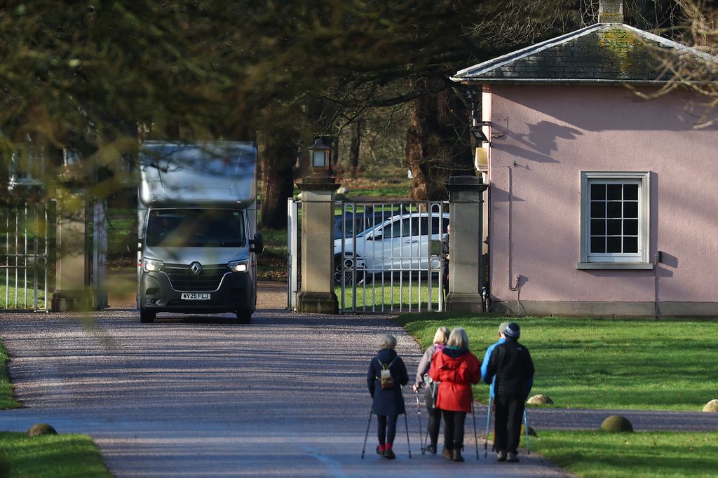 Un camión de mudanza fue captado el 4 de febrero de 2026 saliendo de Royal Lodge en Windsor Great Park, la anterior residencia de Andrew Mountbatten-Windsor.