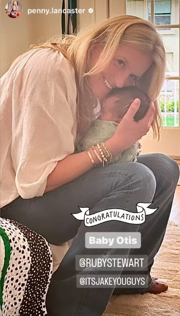Penny Lancaster con Otis, el bebé de Ryby Stewart