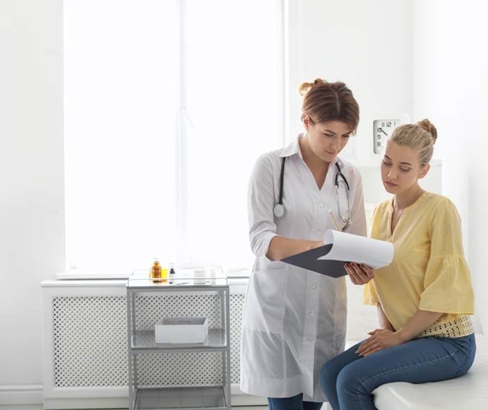 mujer en el médico