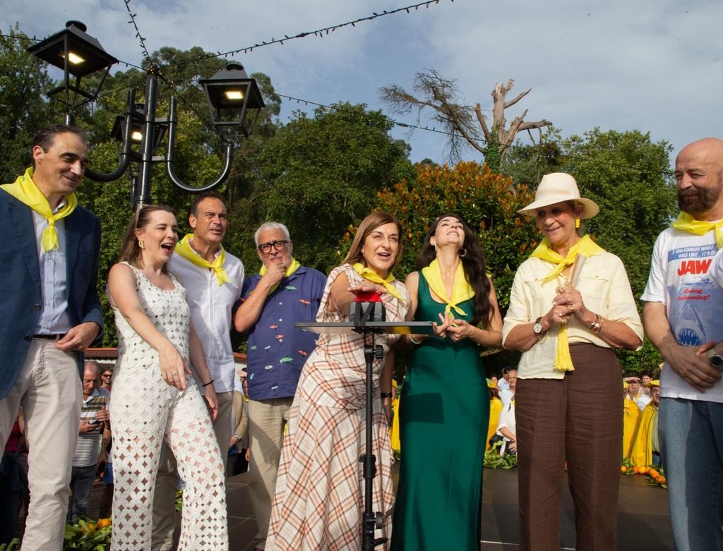 Junto al resto de embajadoras, la infanta Elena ha participado en el chupinazo de la fiesta