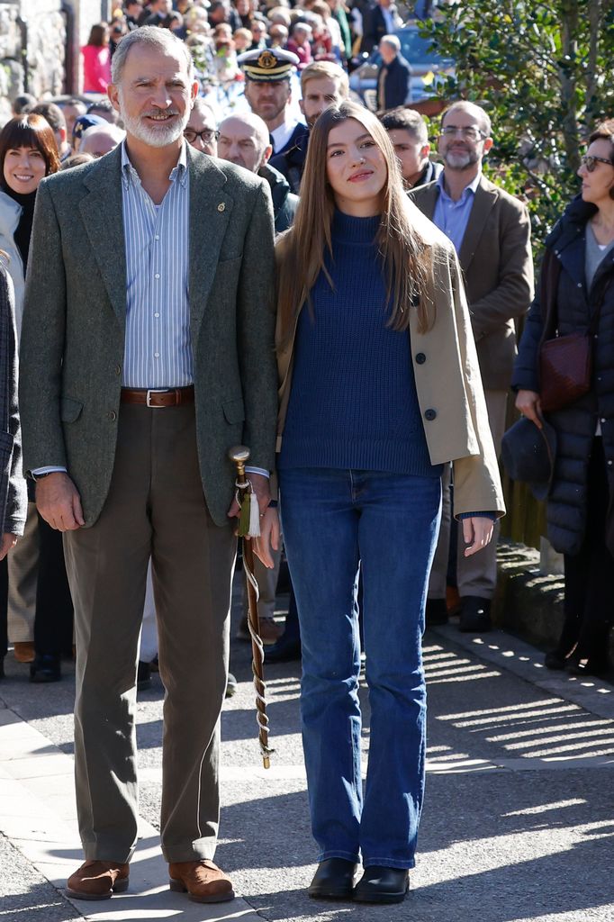 Rey Felipe e Infanta Sofía posando durante su visita a Sotres