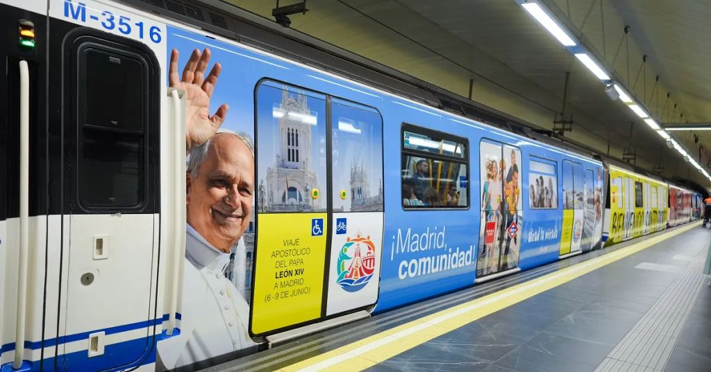 Metro especial para la visita del Papa León XIV, con imágenes conmemorativas