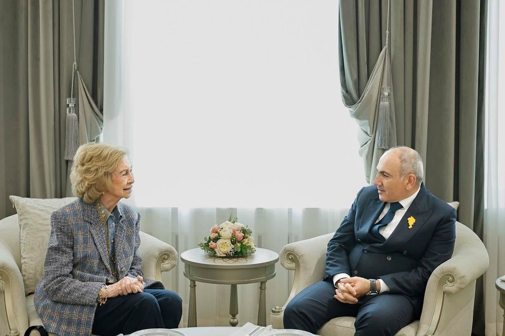Doña Sofía junto al primer ministro Nikol Pashinyan durante su reunión en la República de Armenia