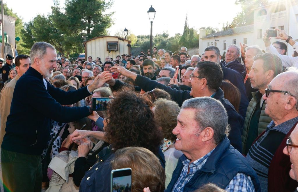 Plano medio del Rey Felipe saludando a residentes