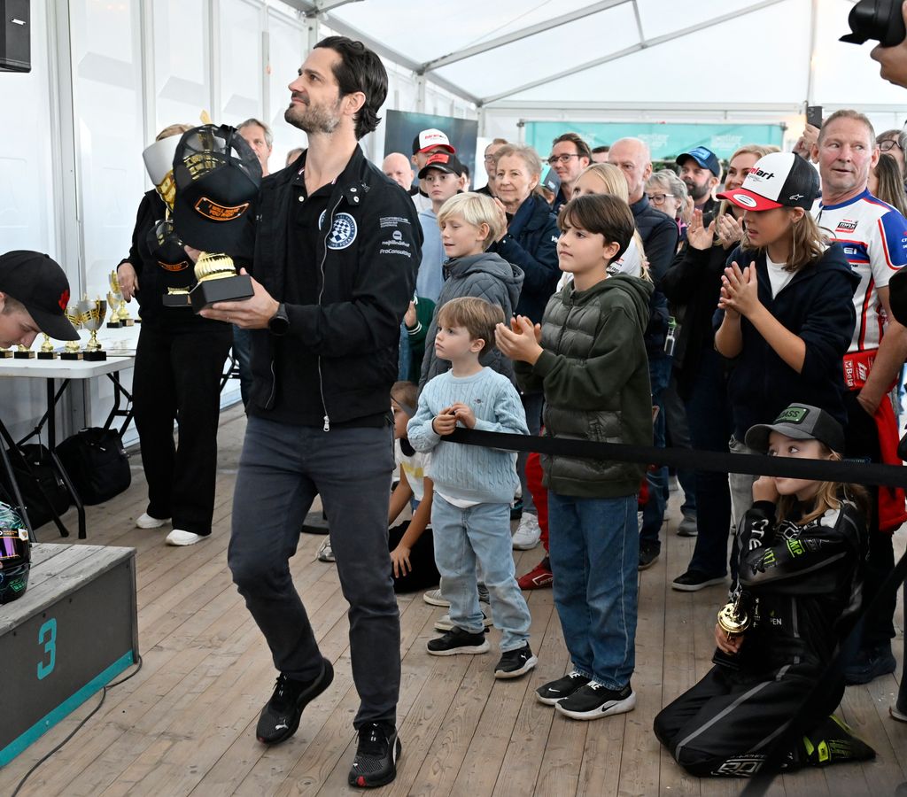 El príncipe Carlos Felipe asiste a la ceremonia de entrega de premios de la Prins Carl Philips Racing Pokal en Gellerasen, Karlskoga (Suecia), el 27 de septiembre de 2026, acompañado por sus hijos Alexander y Julian
