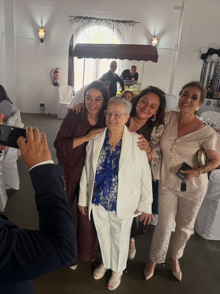 Toñi Moreno junto a su madre y sus tres hermanas