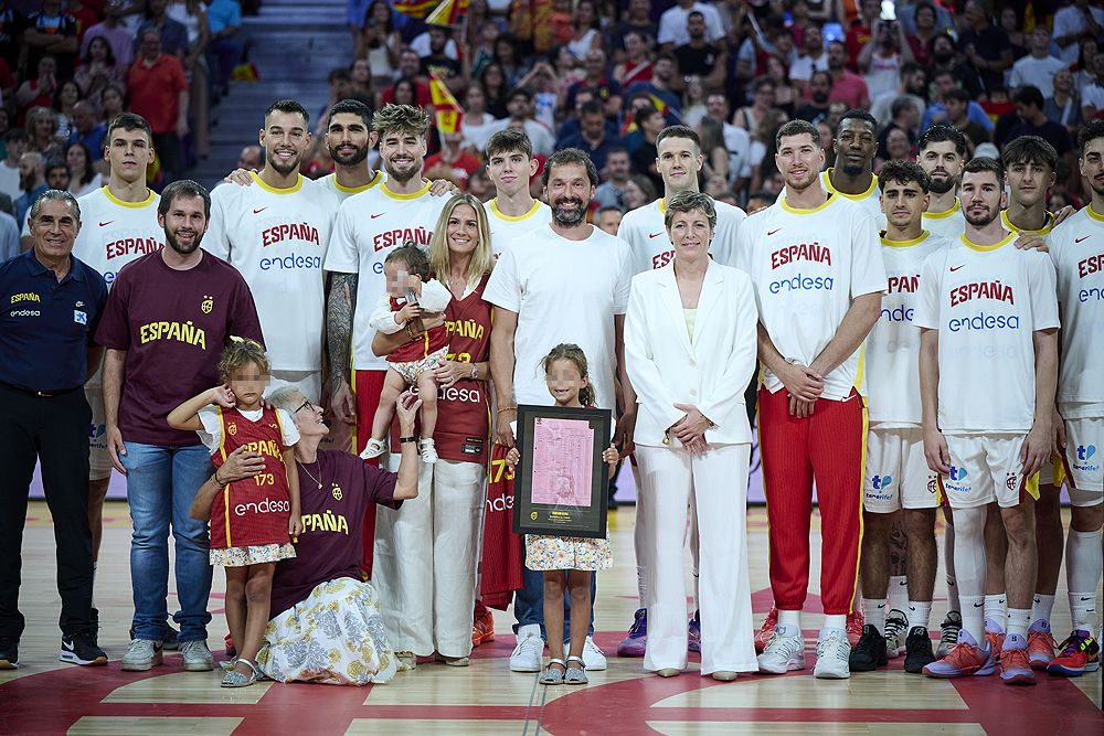 Sergio Llull, arropado por sus compañeros, en el homenaje de la Seleción española de baloncesto