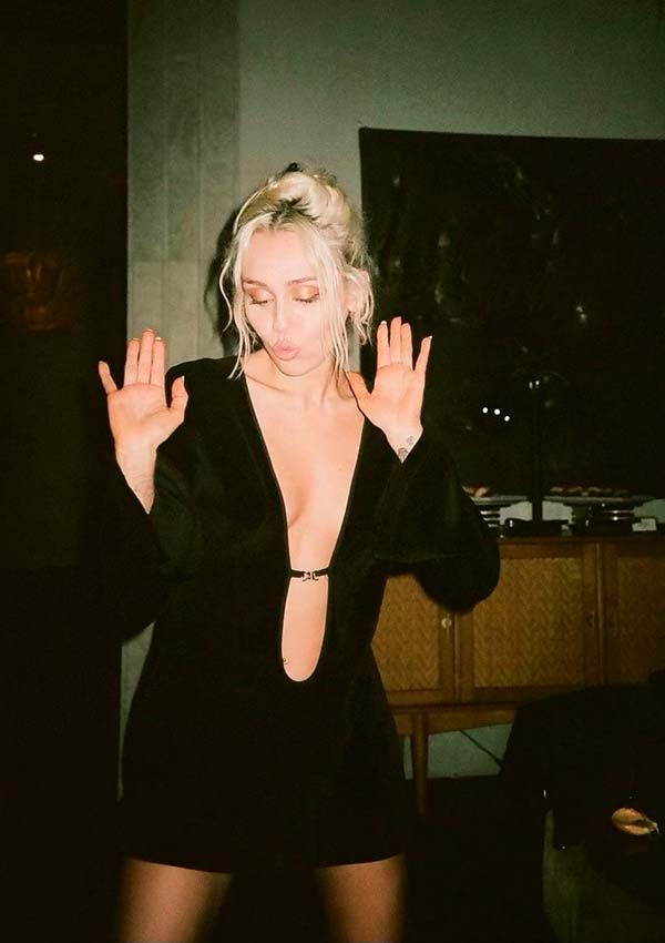 Miley Cyrus con vestido 'vintage' de Gucci 1996