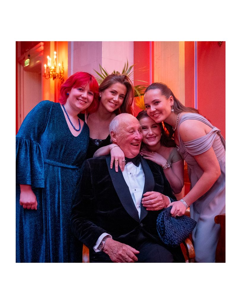El rey Harald rodeado de sus nietas en la celbración de su 88 cumpleaños