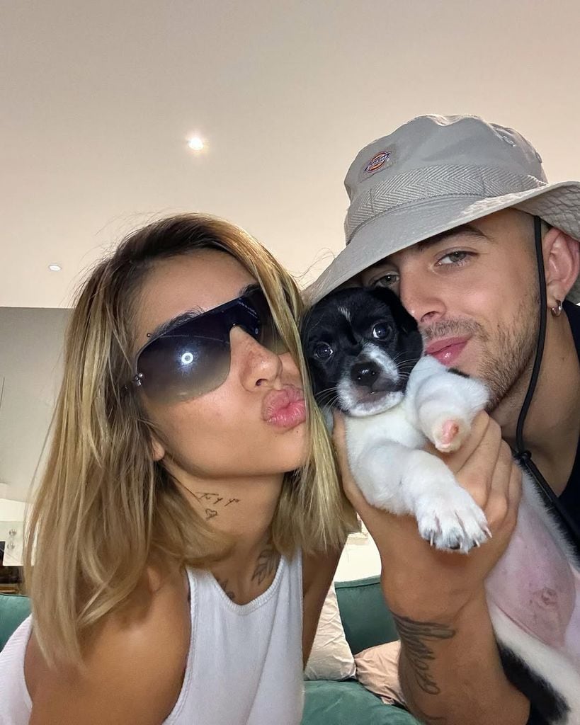 María Becerra y J Rei presentaron en marzo pasado a su perrito Pistón