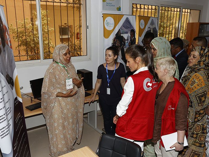 La reina Letizia en las aulas de una facultad de Mauritania 