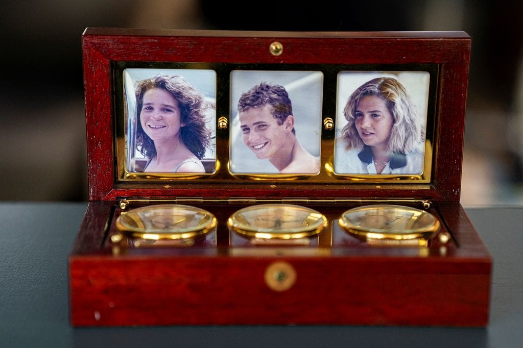 Una brújula con las fotos del rey Felipe, y las infantas Elena y Cristina