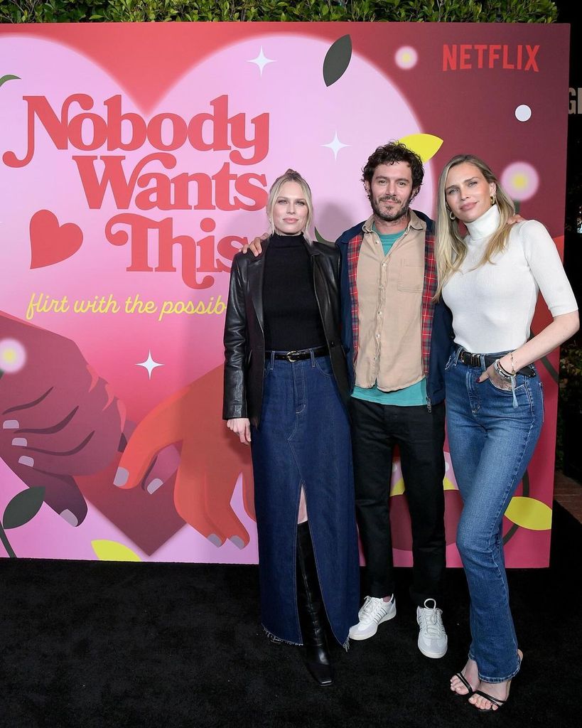 Erin Foster, Kristen Bell y Adam Brody en la presentación de la película Nadie quiere esto